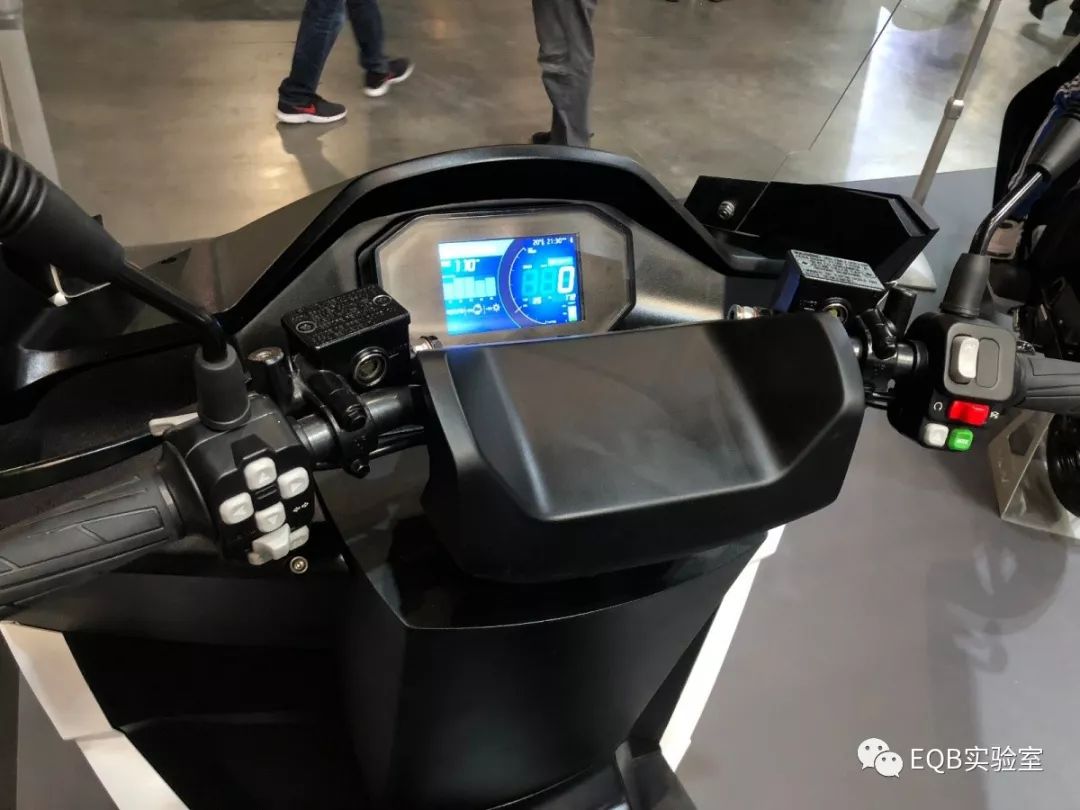 「米兰展独家」弯的电池？可当作充电宝的电池？外国人真会玩！