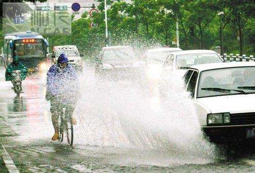 车淋了雨一定要洗吗,雨水淋过车子需要洗吗