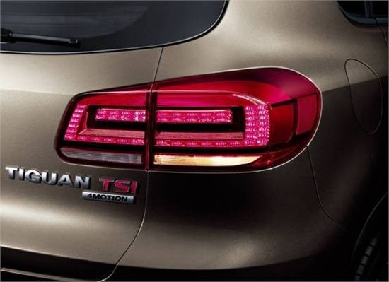 为什么现在汽车尾部都写字母,汽车尾部字母