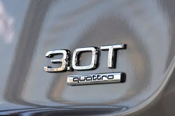 为什么现在汽车尾部都写字母,汽车尾部字母