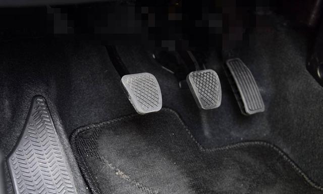 如果遇到油门卡死的情况怎么处理,遇到油门卡死这几个操作能保命