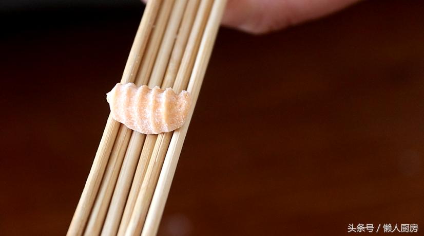面粉秒变劲道面条好吃又易做,面粉做面条简单又快的方法