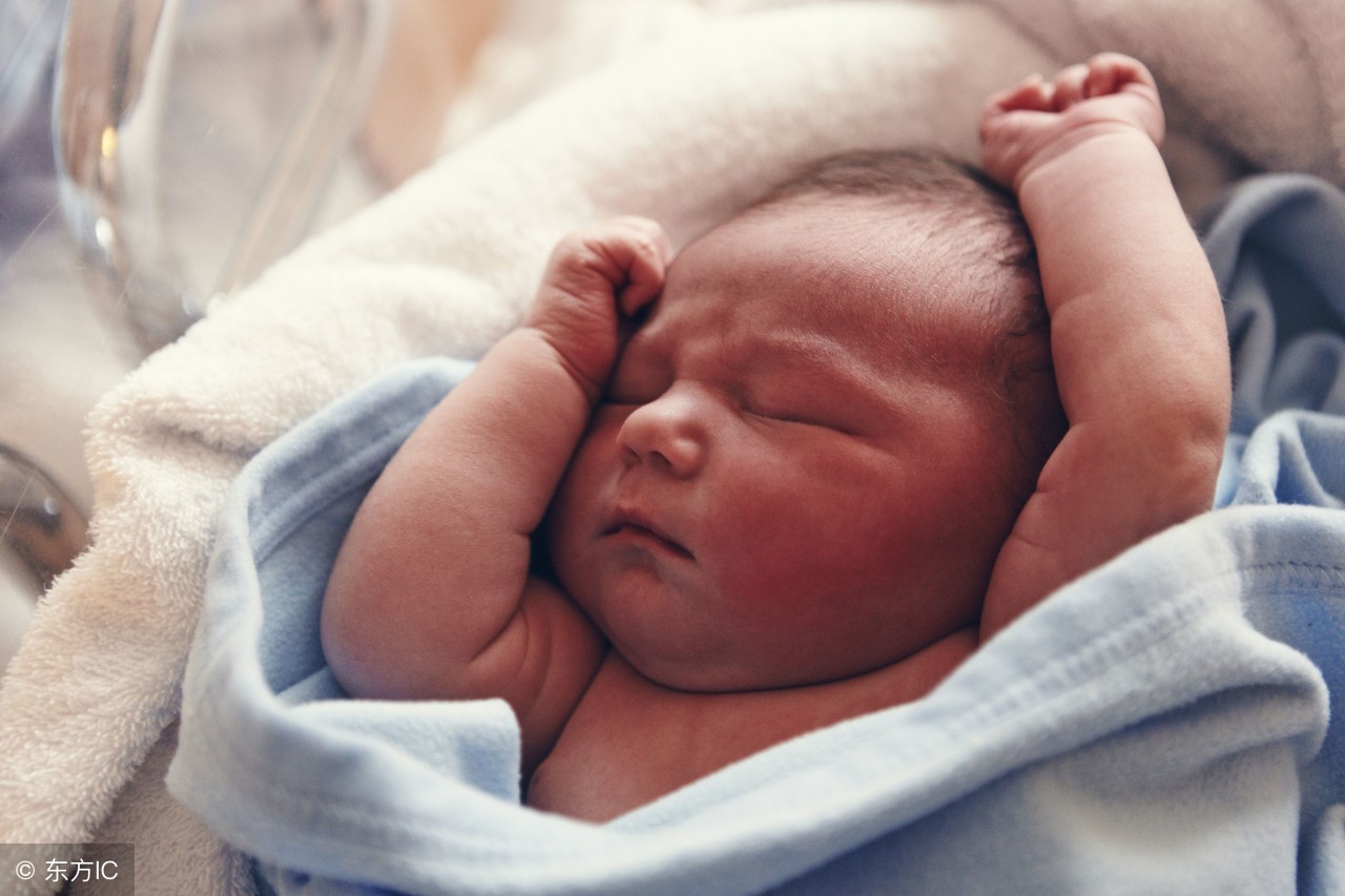 月嫂教你怎么帮宝宝拍嗝,宝宝打嗝月嫂