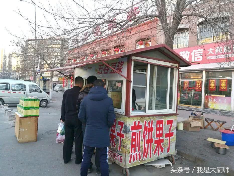 煎饼果子的正宗做法，一个20块钱都不贵，每天排队30分钟才能买到