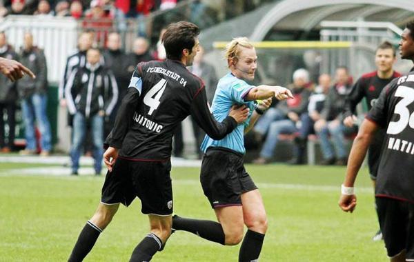 足球女裁判被袭,足球女裁判被打视频