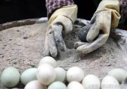 皮蛋瘦肉粥皮蛋可以不煮吗,皮蛋有毒吗是怎样做的