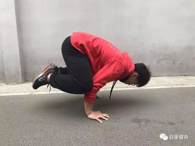 想学倒立走初学,想学倒立哪种倒立更容易学