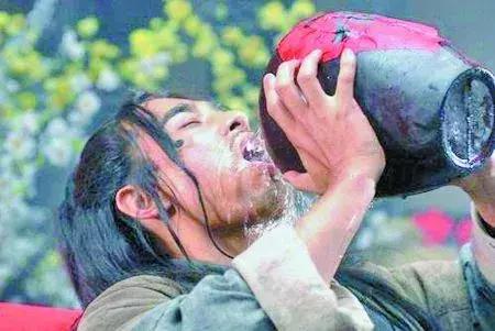 酒杯该怎么选才好看,如何正确选择酒杯