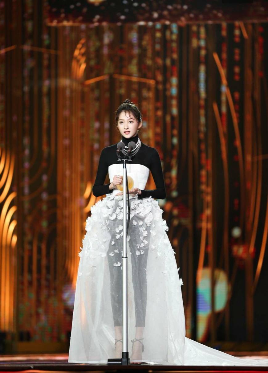 关晓彤红毯惊艳瞬间,张杰和关晓彤视频