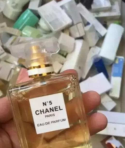 假货化妆品曝光视频新闻,假货护肤品曝光视频