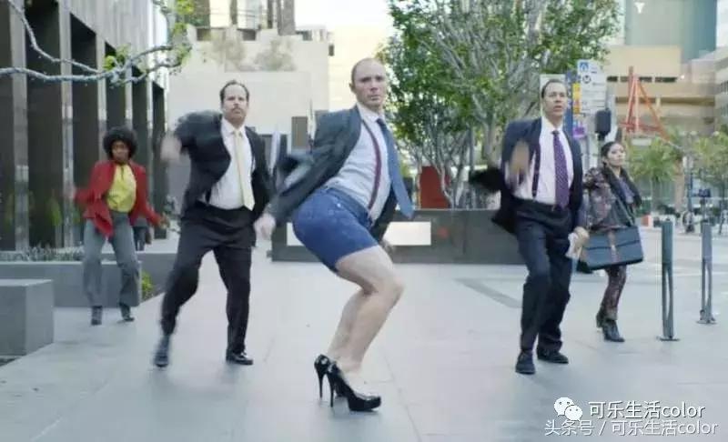 呢个男人日日踩高踭鞋上班，仲话：「高踭鞋令我更自信」？