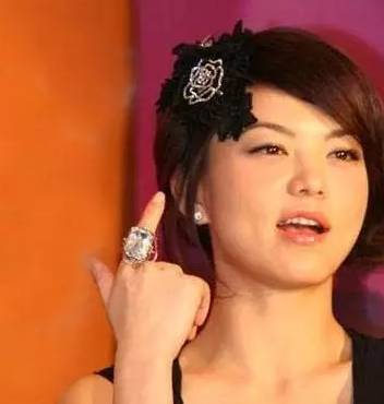 安以轩戴钻戒视频,安以轩10克拉钻戒多少钱