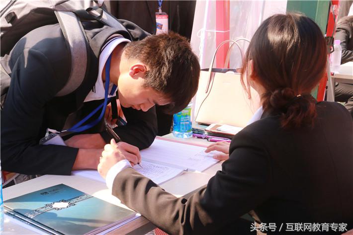 互联网+人才双选会——新华学子踏入职场、挑战高薪的新起点！