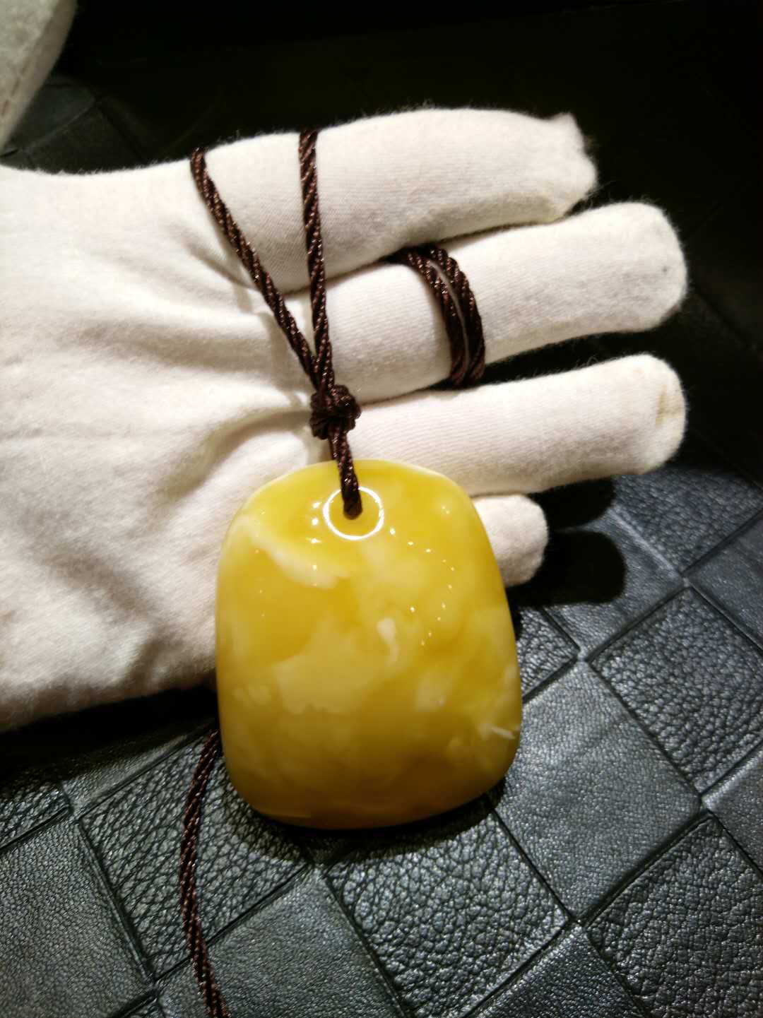 鉴别蜜蜡全解肯定有一招能帮到你,如何自己鉴别蜜蜡简单的方法