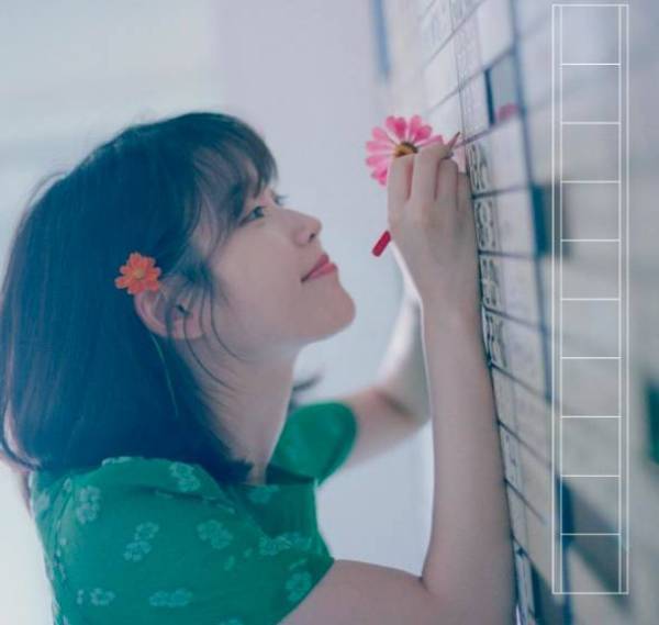 减龄秘籍学谭松韵穿出少女感,冬季怎么扎头发减龄又好看少女