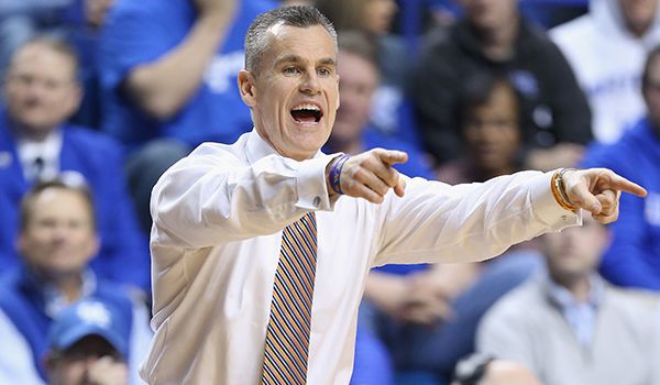 这就是你们所说的连长吧,多诺万:有说明书就是可以为所欲为