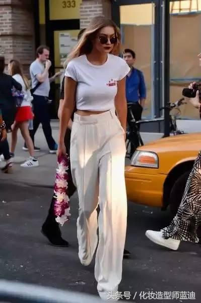 白t恤穿法搭配,t恤的30种穿法高级又时髦