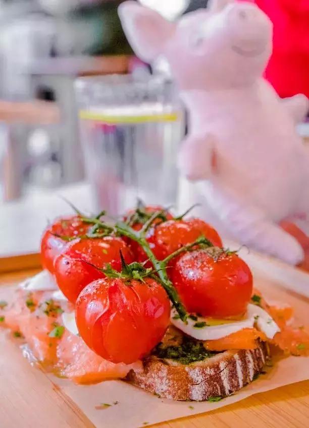 转角遇到猪？！魔都首家粉猪餐厅，吃完变精致的猪猪女孩！