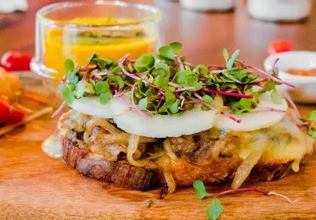 转角遇到猪？！魔都首家粉猪餐厅，吃完变精致的猪猪女孩！