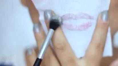 女生涂口红和不涂的区别,女生涂口红和男生涂口红