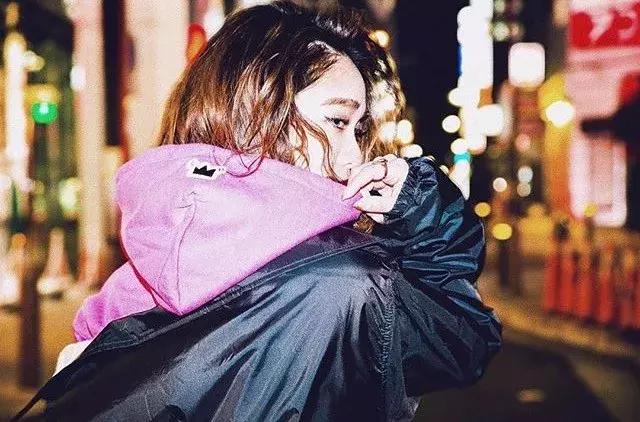 穿上这件外套你就是花丛中最酷的那朵花！