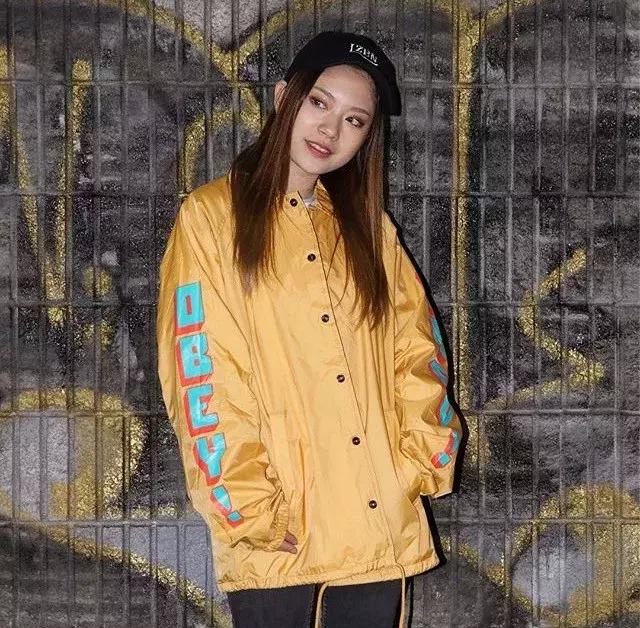 穿上这件外套你就是花丛中最酷的那朵花！