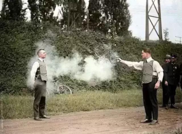 站着的霍金的照片,希拉里和霍金