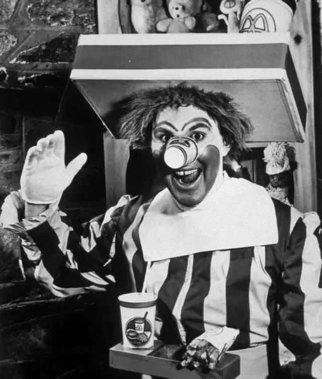 站着的霍金的照片,希拉里和霍金