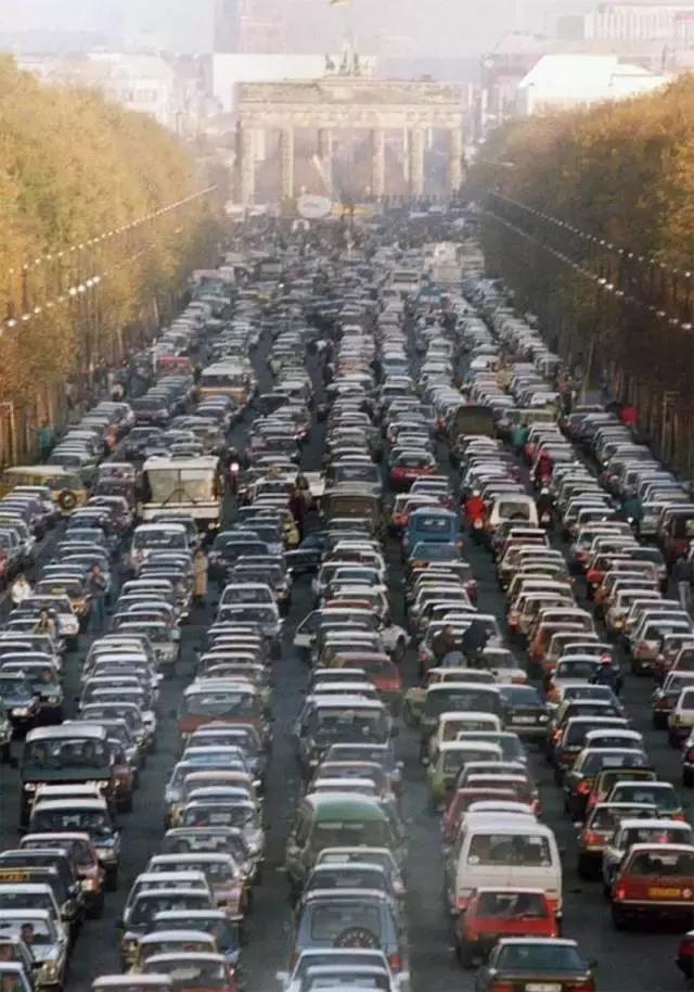 站着的霍金的照片,希拉里和霍金