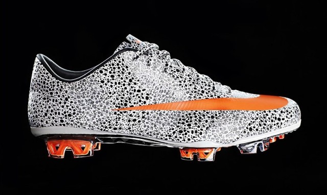 c罗耐克球鞋,c罗穿过的足球鞋都是耐克吗