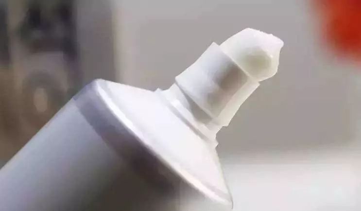 白衣服发黄用什么洗会干净,衣服放久了局部发黄怎么清洗干净