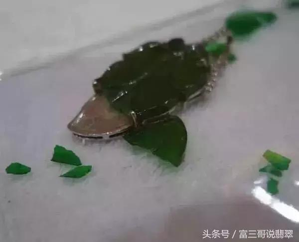 这种绿不叫帝王绿，这是翡翠中的薄水料、挖底货？