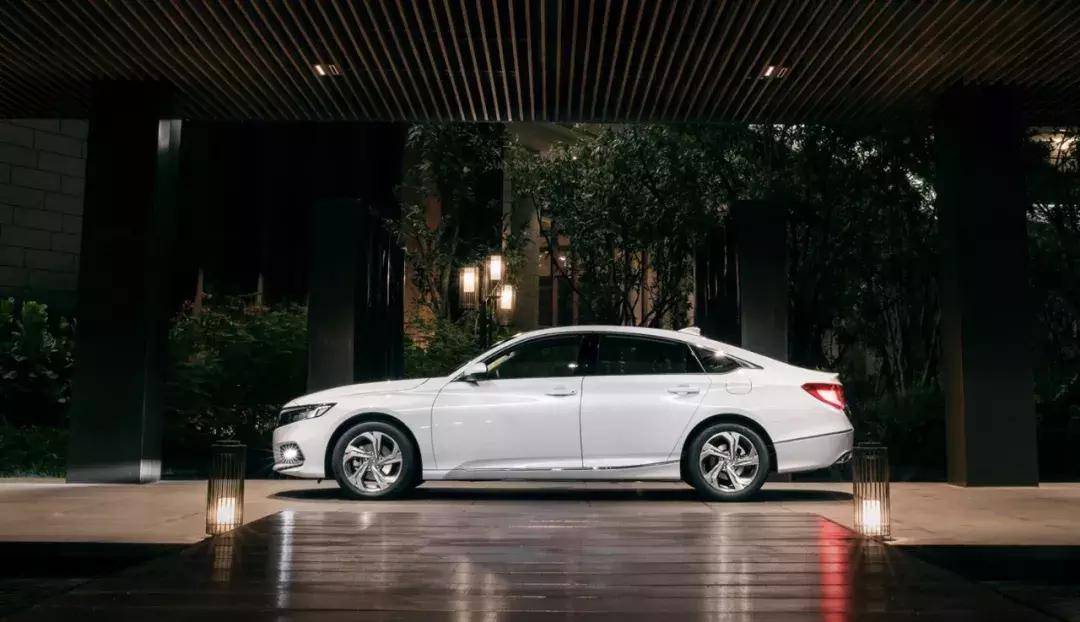 新雅阁2022款对比十代雅阁,新雅阁2022款对比十代雅阁颜值