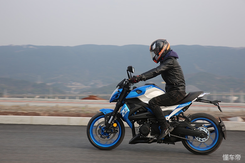 新感觉双缸250百公里加速,加速2秒左右的摩托车