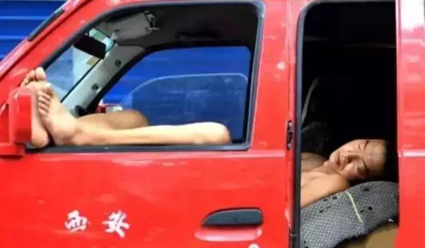 大腿上布满烟蒂疤痕，50多岁货车司机竟然做了这种事