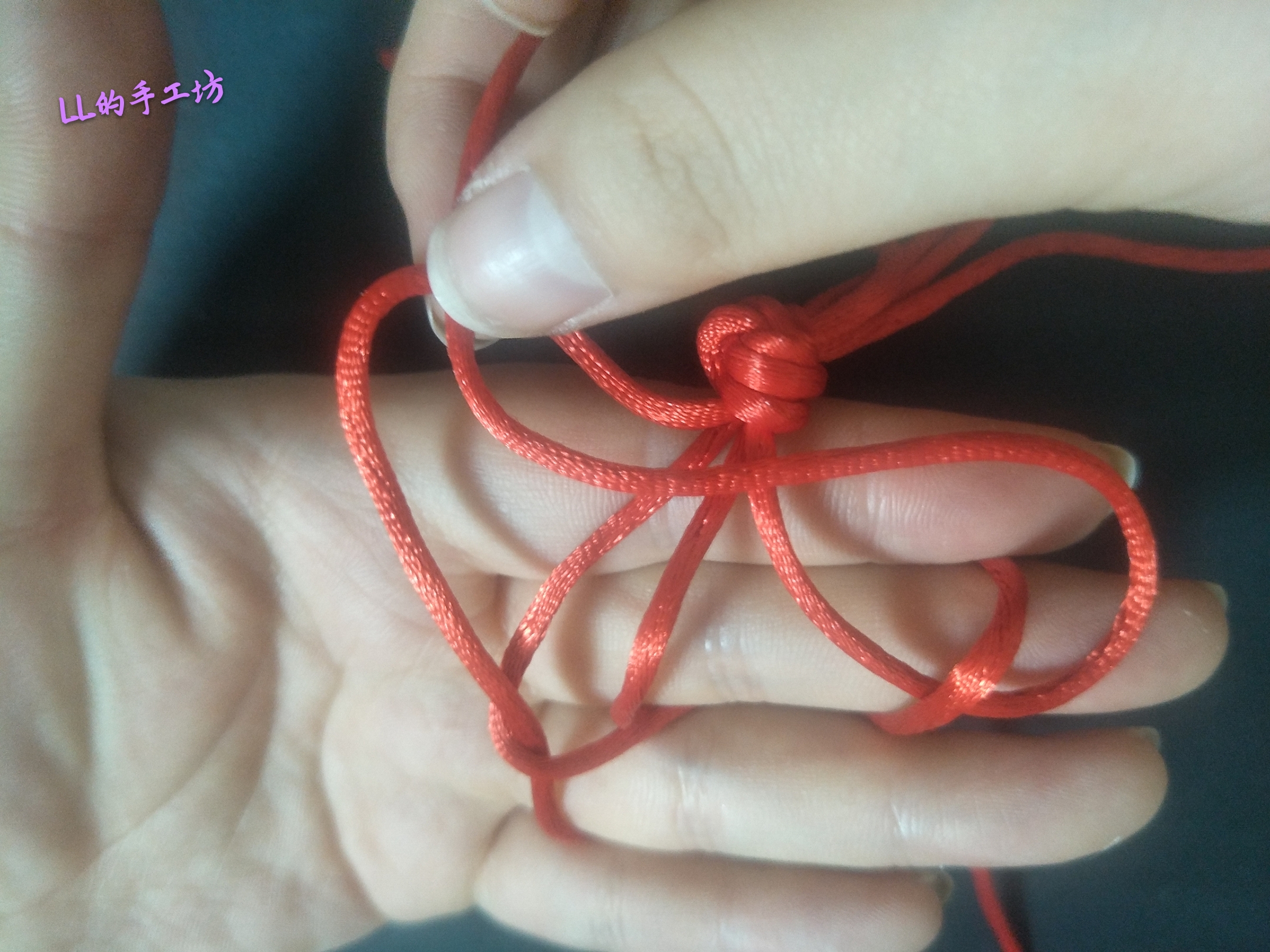 手工编织心形小挂件视频教程,一根绳子编好看吊坠简单