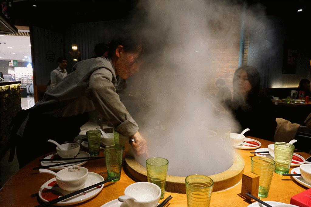 草帽盖出鲜滋味，春季吃鱼最当时——云中歌蒸汽石锅鱼吃起来！