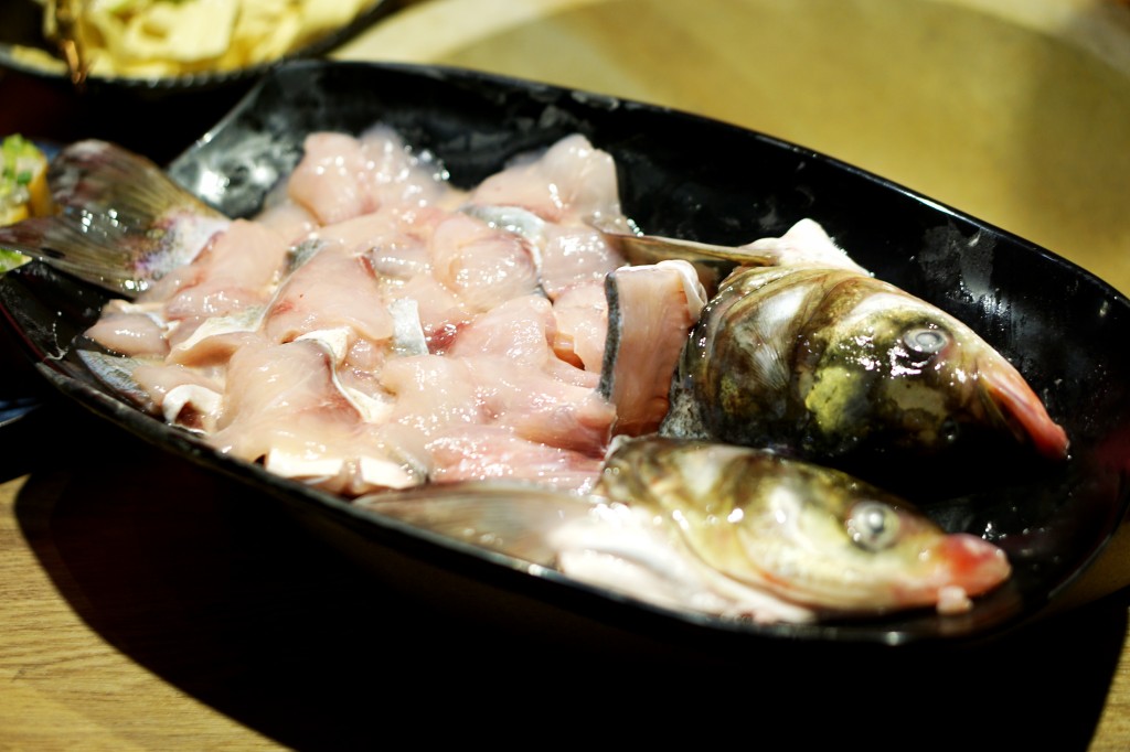 草帽盖出鲜滋味，春季吃鱼最当时——云中歌蒸汽石锅鱼吃起来！