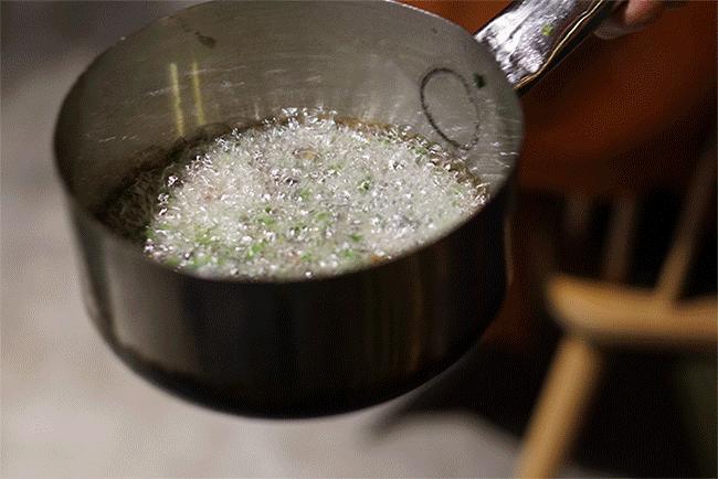 草帽盖出鲜滋味，春季吃鱼最当时——云中歌蒸汽石锅鱼吃起来！