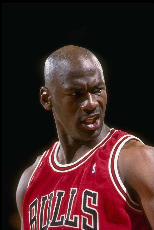 篮球乔丹和科比谁更厉害,乔丹和足球球星影响力