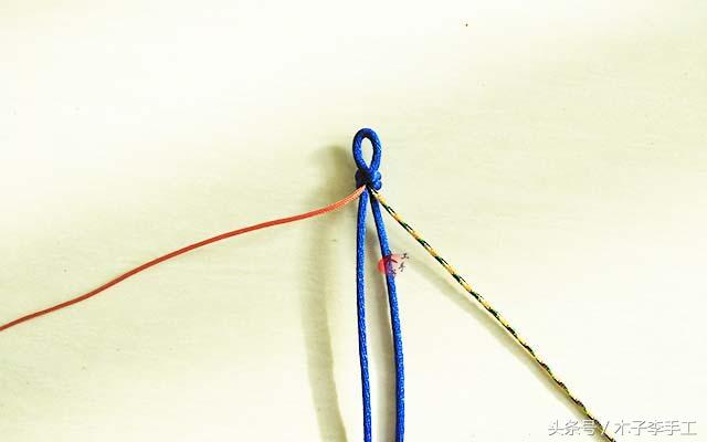 怎样用红绳编平结手链,红绳手链双向平结串珠子