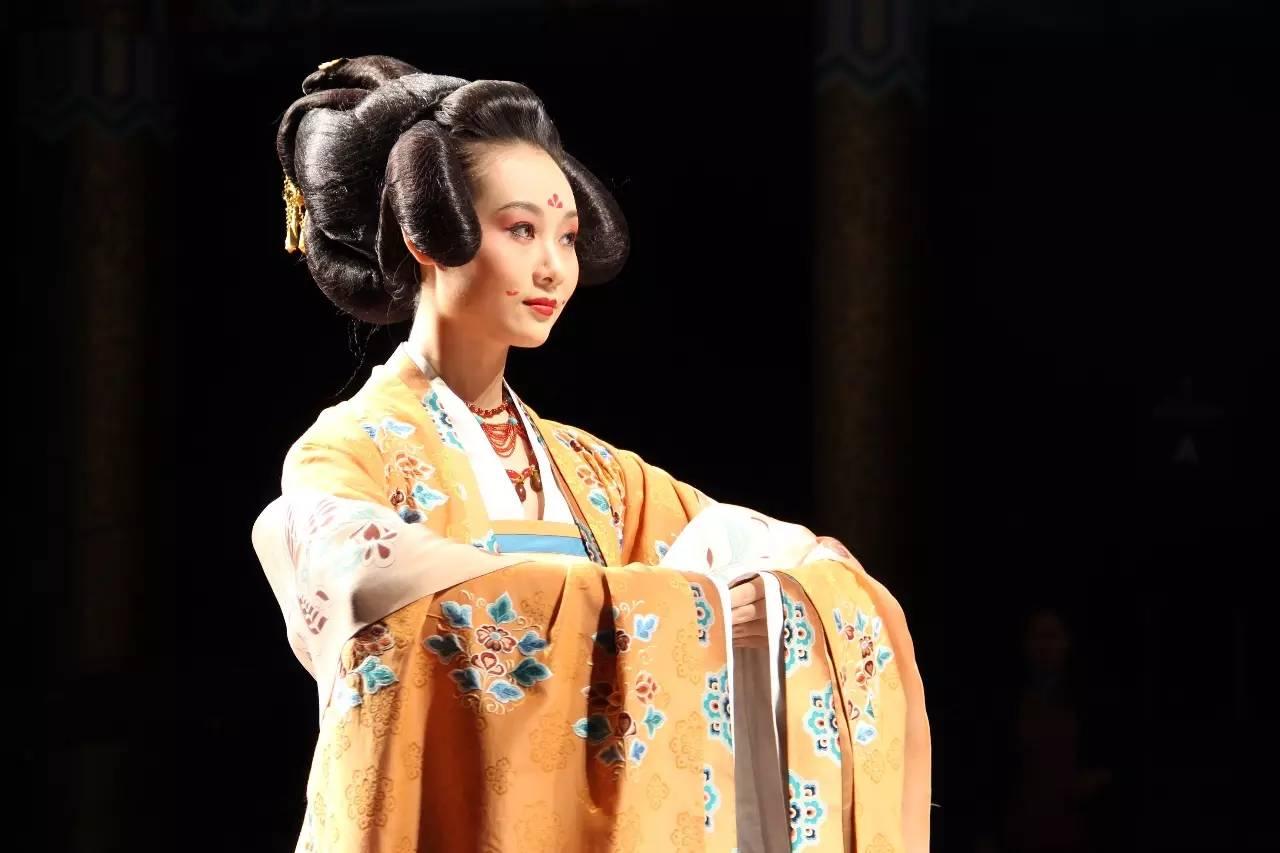 白居易讽刺权贵的诗,白居易嘲讽皇帝