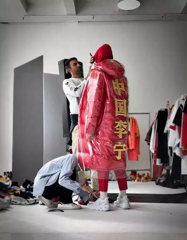 买了一双鞋朋友一直说是假的,回力1000块的鞋子