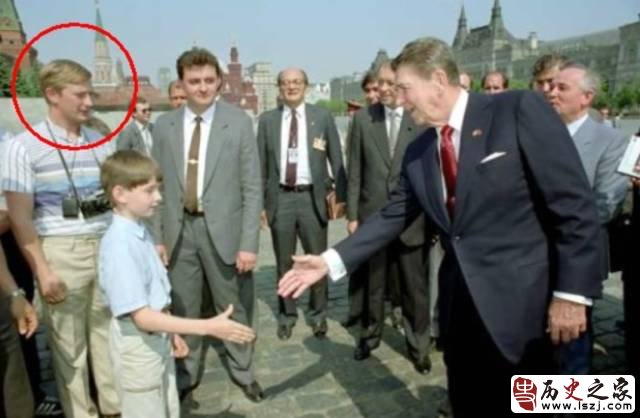 霍金本拉登高清壁纸,站着的霍金的照片