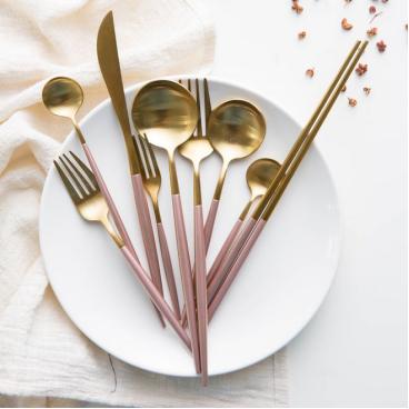 全世界都玩“性冷淡”？俗了，我3分钟教你金属风