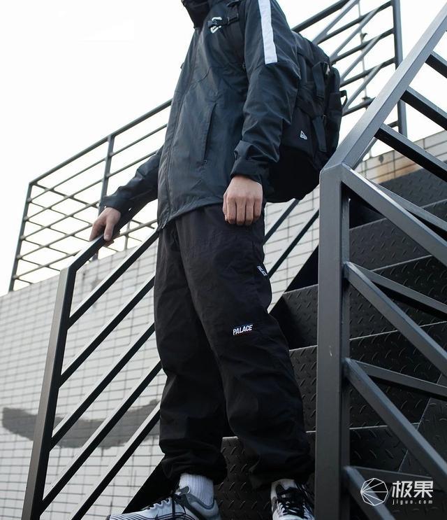 首发试穿顺丰×耐克定制快递服：能配它的只有特斯拉定制三蹦子！