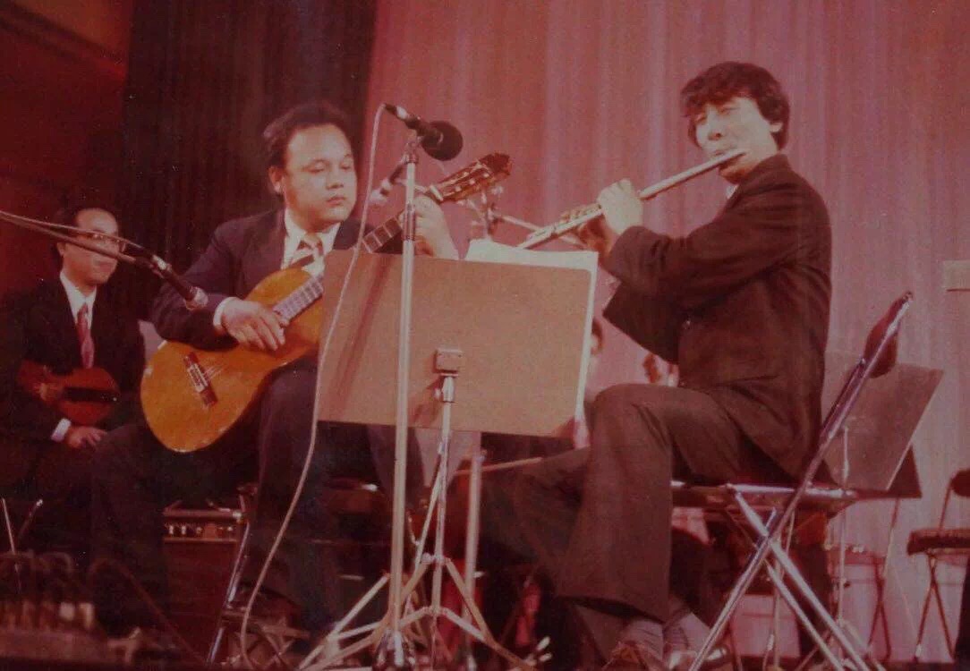 民国至今父子两代都是吉他高手,80年代一把好吉他能买间门脸房