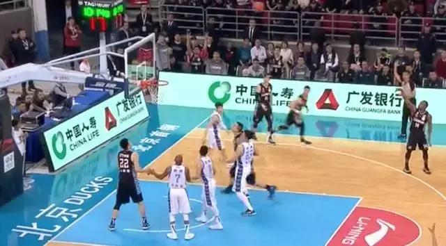 不就看个CBA！干嘛往我身上扔鸡蛋？？？|10件事