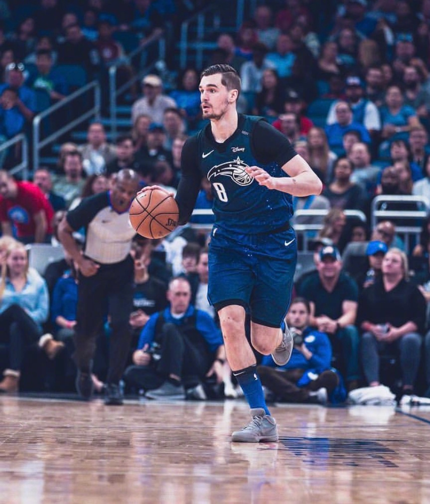 太阳总……有喜欢穿风骚球鞋的球员，走了一个塔克，冒出俩控卫…