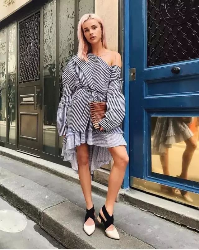 露肩衣服里面穿的什么美背,露肩露背的衣服